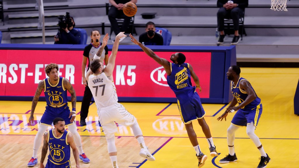  103-133. Doncic, con 39 puntos, gana el duelo a Curry 
