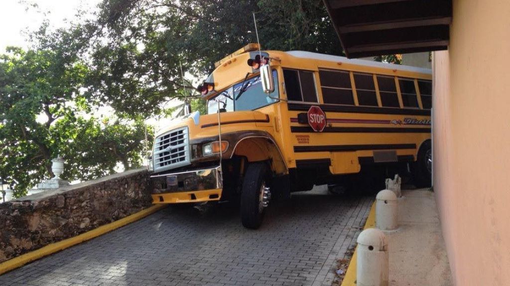  Fotos: Guagua escolar destruye muro hist&oacute;rico en el Viejo San Juan 
