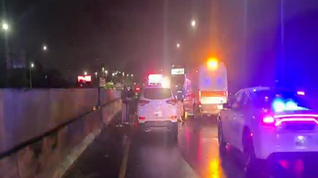  Video: Le dan &ldquo;una pela&rdquo; a conductor que impact&oacute; una motora durante corrida en expreso 22 