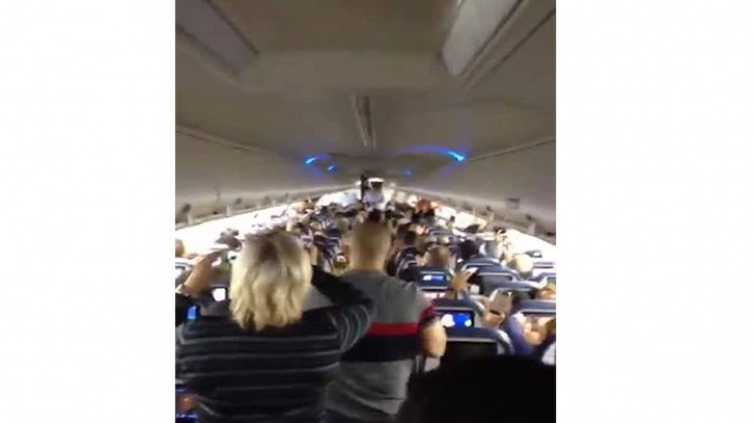  Video: Boricuas "La montan" con una parranda en pleno aviÃ³n durante vuelo a PR  