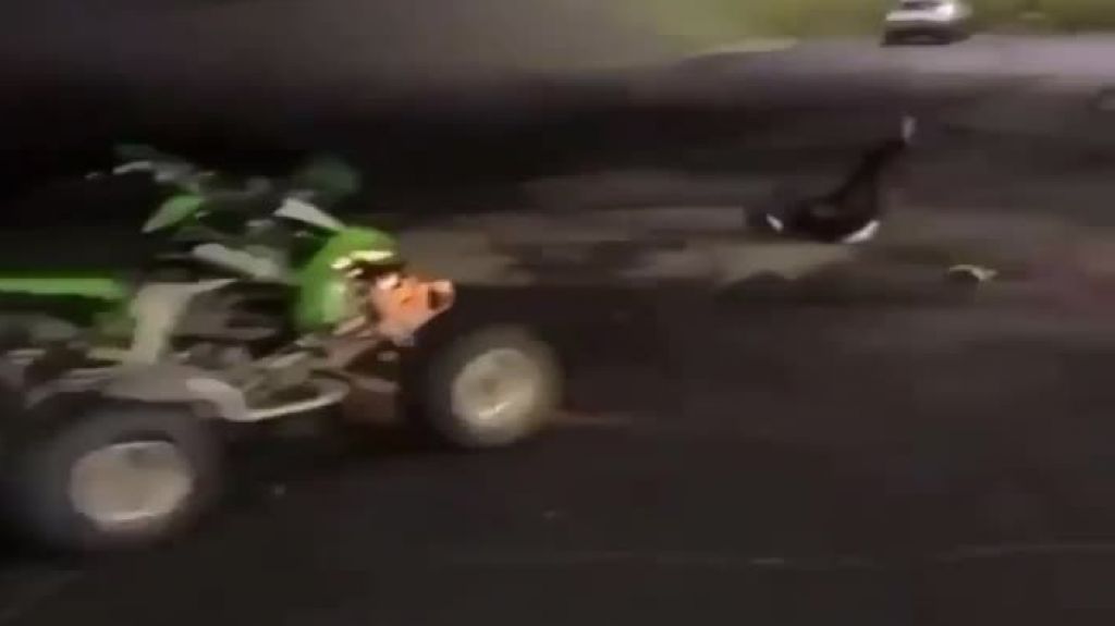  Video Viral: Atropelló a una persona con su “Four track” y luego su “Four Track” lo atropella a el 