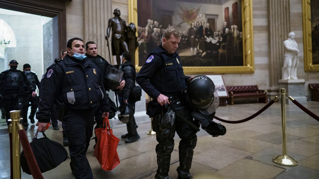  Varios polic&iacute;as del Capitolio de EEUU, suspendidos mientras investigan asalto 
