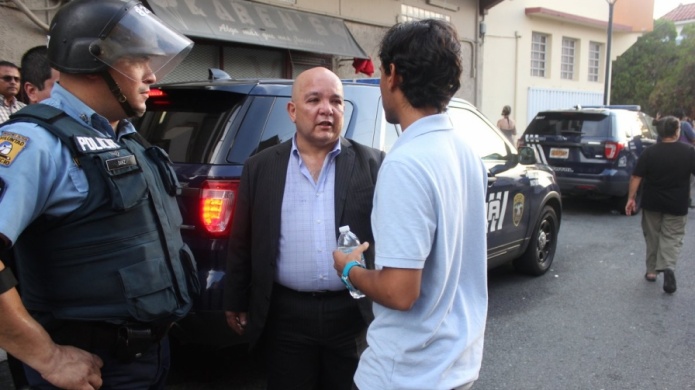 No todo fue "Guerra" Joven ofrece agua a un oficial afectado por gas pimienta durante protesta contra Thomas Rivera Schatz