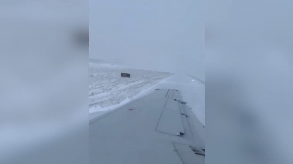 Video: Avi&oacute;n de pasajeros se sale de la pista en aeropuerto de Chicago por el clima invernal 