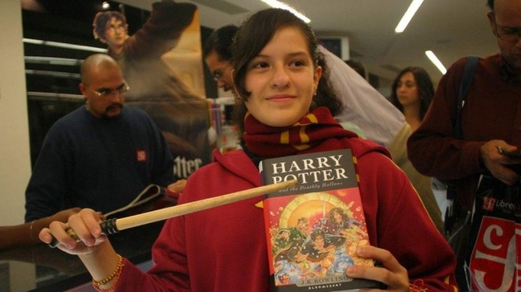  Proh&iacute;ben libros de "Harry Potter" por contener "hechizos reales" 
