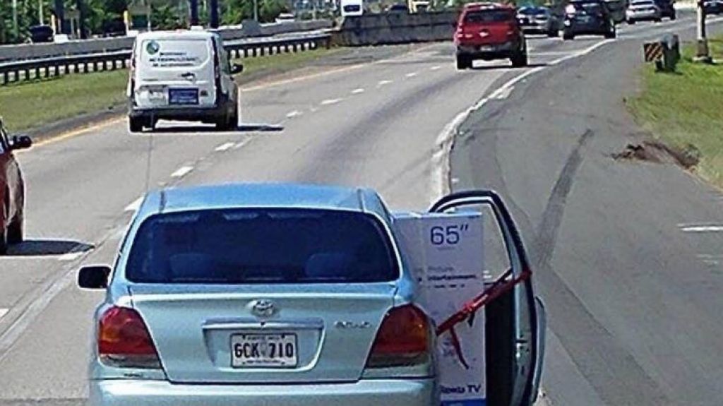 Video: Transita por el expreso de Dorado con la Puerta abierta para poder llevar su nuevo televisor a casa 