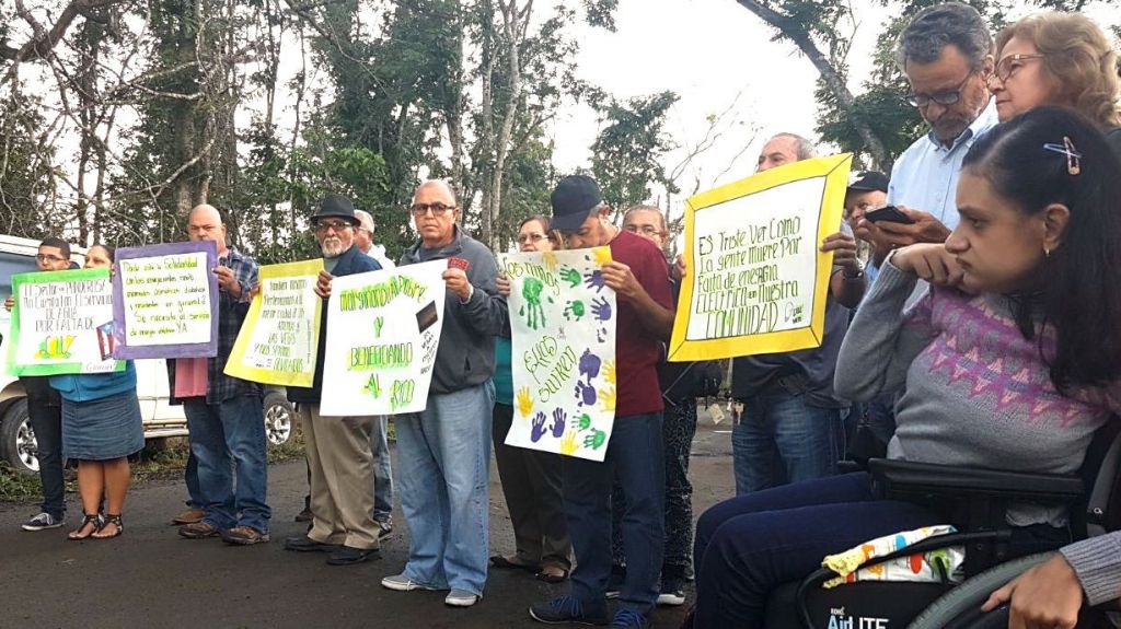  Paciente de esclerosis m&uacute;ltiple llega a manifestaci&oacute;n por la luz en Cayey 