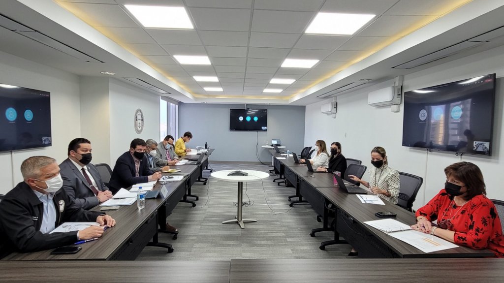  Gobierno se re&uacute;ne con Jaresko para acceder a peticiones de los polic&iacute;as 