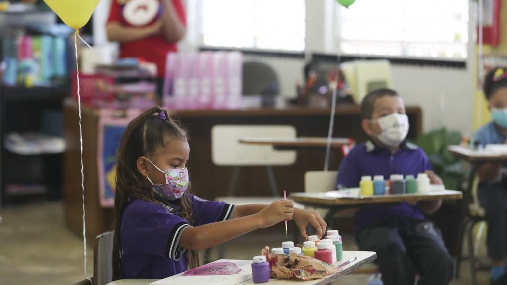  En los pr&oacute;ximos d&iacute;as se eliminar&aacute; el requisito de las mascarillas en las escuelas, dice secretario de Salud 