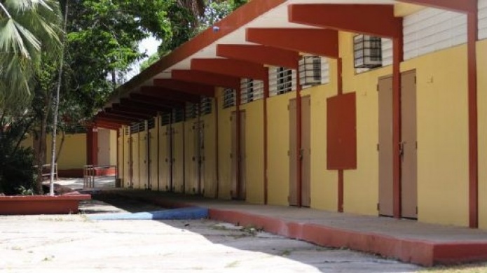 Protestan en escuela de RÃ­o Piedras por declarar excedentes a varios maestros