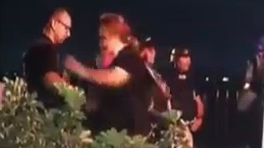  Video Momento en que los manifestantes abrazan a los polic&iacute;as en Fortaleza luego que gobernador confirmara su renuncia 