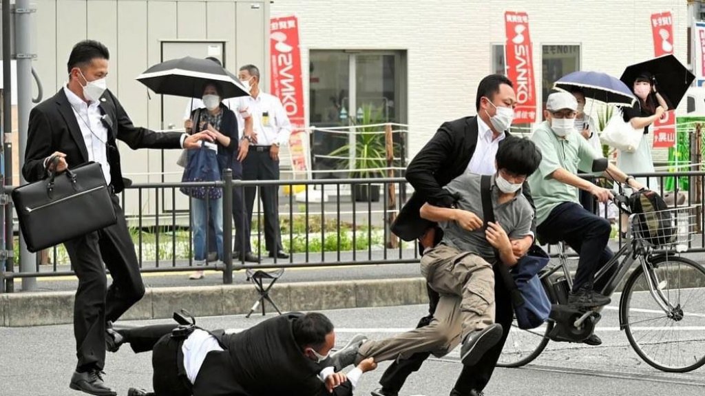 Video: Del momento en que asesinan al exprimer ministro japon&eacute;s durante un discurso de campa&ntilde;a 