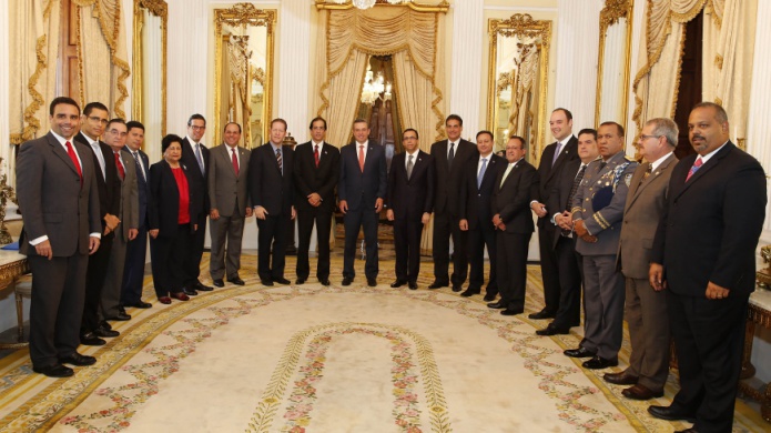 GOBERNADOR SE REÚNE CON FUNCIONARIOS DE LA REPÚBLICA DOMINICANA 
