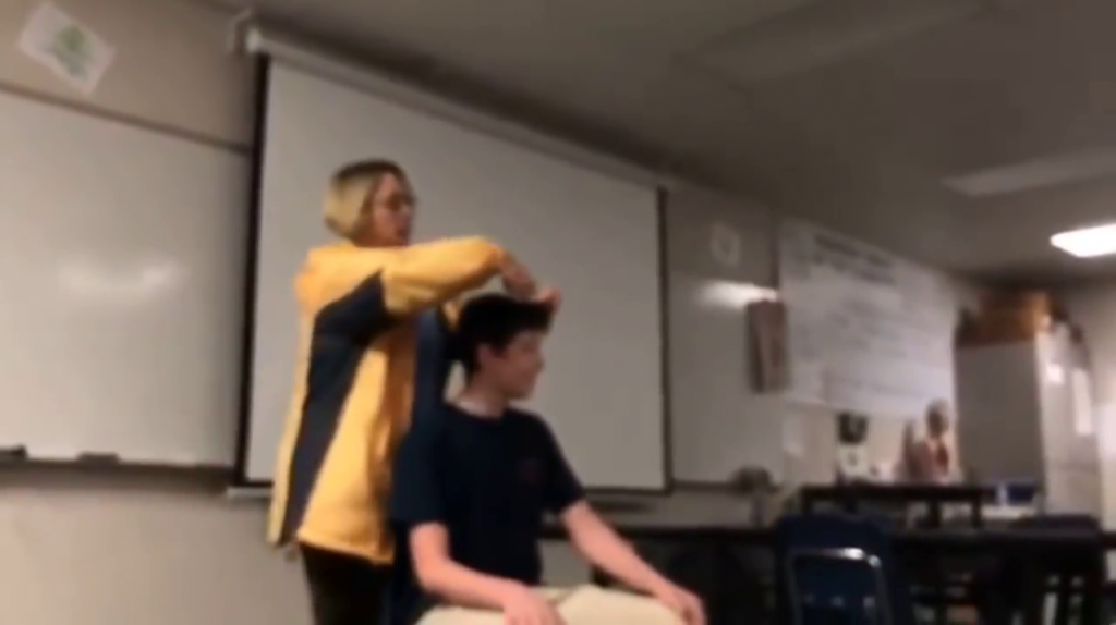  VIDEO: Presentan cargos a maestra que cort&oacute; el pelo a su alumno mientras cantaba el himno de EE.UU. 