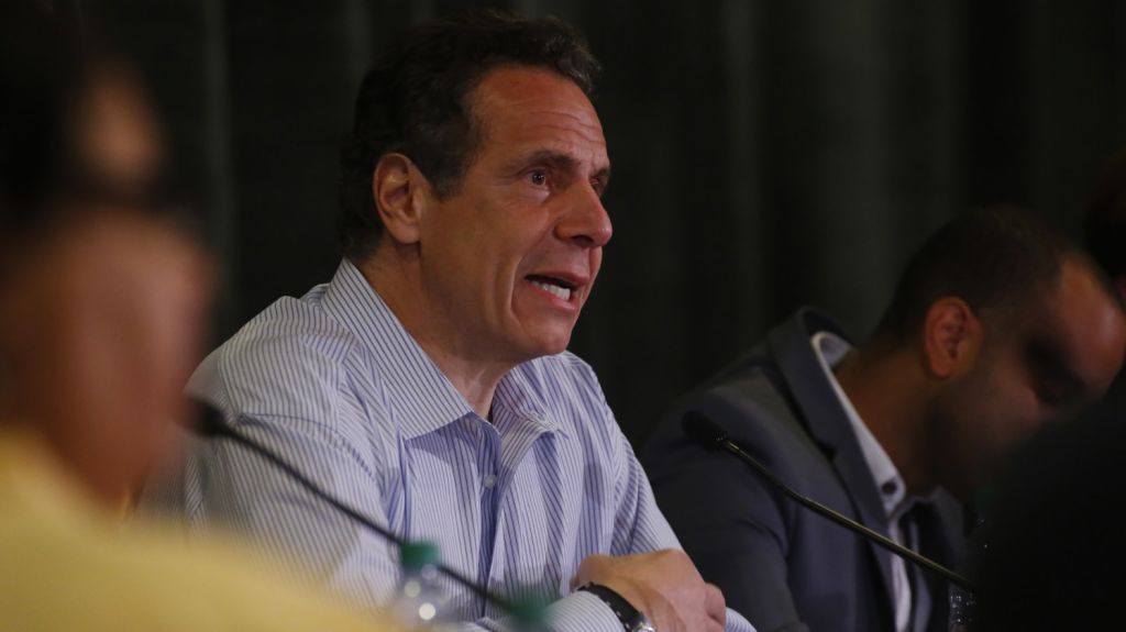  Cuomo acusa a Trump de no haber hecho nada contra la violencia de las armas 