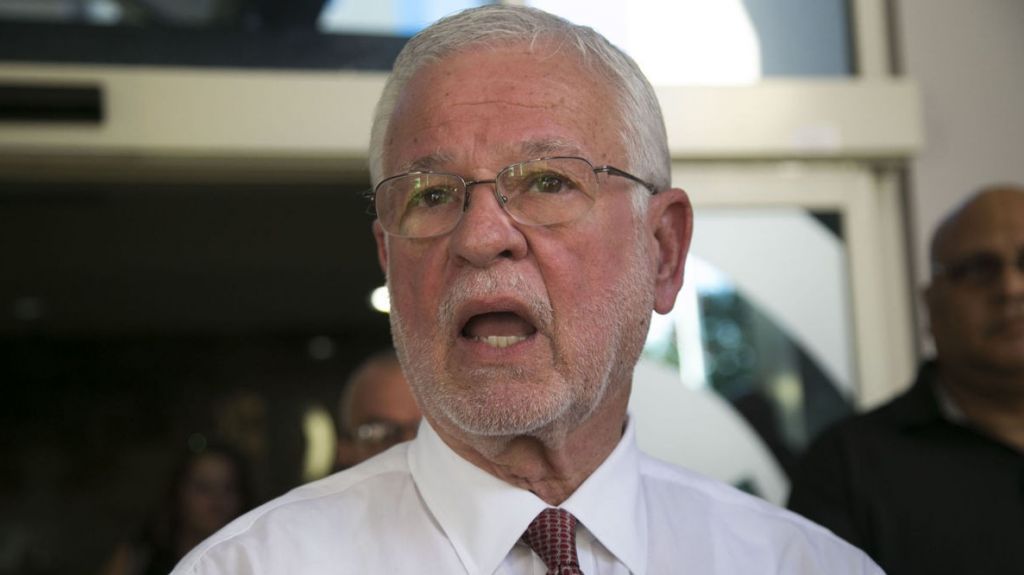  Tildan a H&eacute;ctor Pesquera de &ldquo;fraude&rdquo; y exigen su renuncia inmediata&nbsp; 