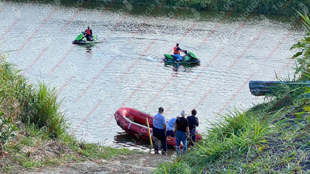  Video: Confirman que una persona muri&oacute; ahogada al caer un auto en Rio Grande de Lo&iacute;za 