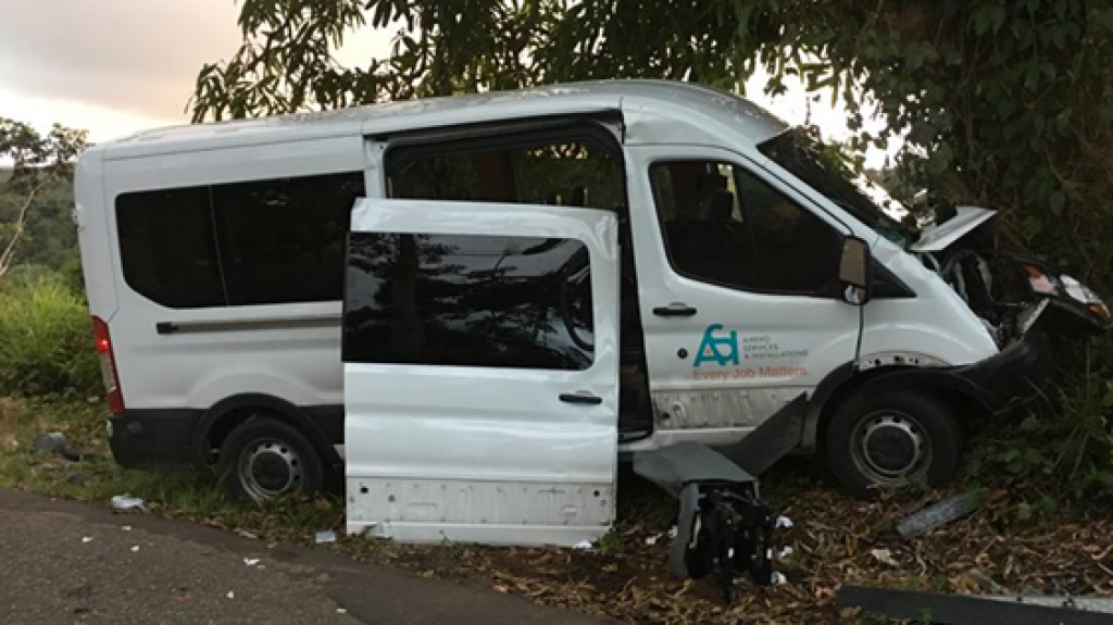 10 heridos al chocar una guagua con un &aacute;rbol en Lares 