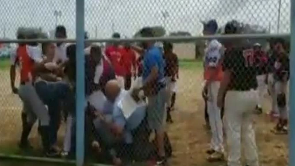  Video: Juego de pelota de j&oacute;venes en San Juan, termina con tremenda paliza a un arbitro 