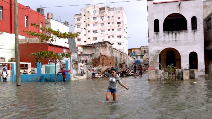 Video: Grandes olas rompen contra el malecÃ³n habanero y causan inundaciones tierra adentro
