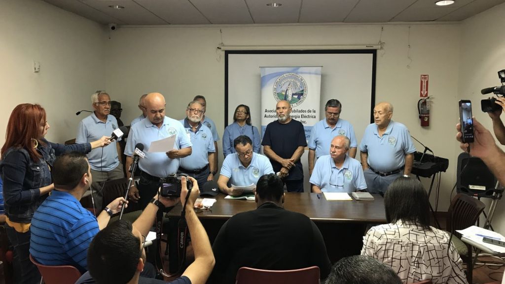  Defraudados los jubilados de la AEE piden renuncia del gobernador 