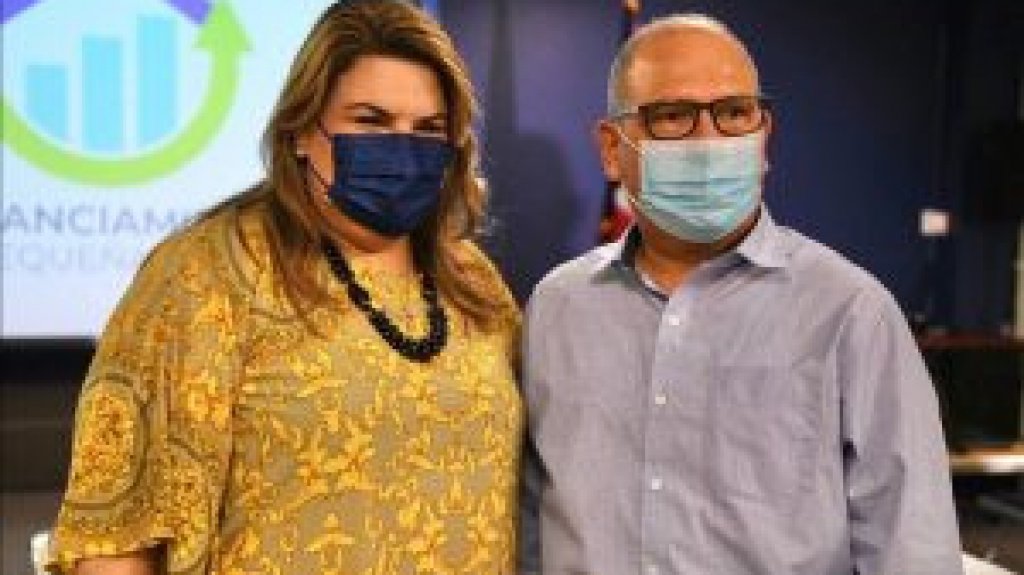  Gonz&aacute;lez Col&oacute;n y presidente de BDE entregan ayudas a comerciantes afectados por el hurac&aacute;n Mar&iacute;a 