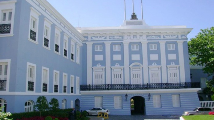 "EnciÃ©rrense en su casas y cuÃ­dense bien", exhorta La Fortaleza; ocurre motÃ­n en gasolinera; autorizan a agentes federales a arrestar por violaciones a leyes estatales