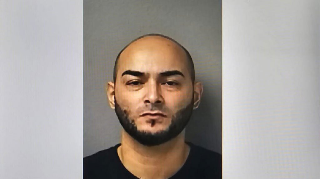  A la cárcel, andaba con un arma ilegal y amenazó a su pareja frente a menores en Barceloneta 