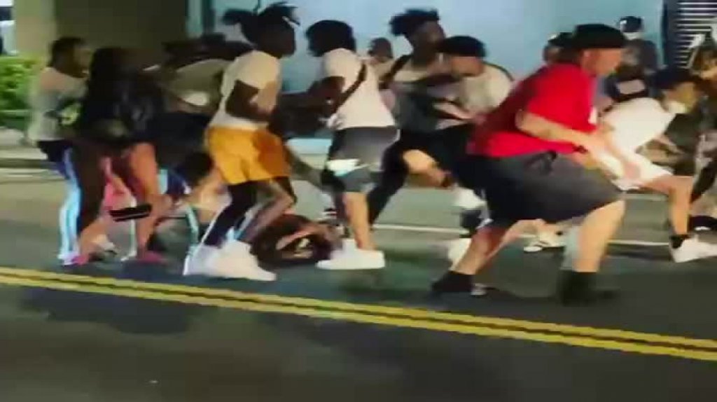  Otro video del mot&iacute;n de turistas en Isla Verde, muestra como todos pateaban a otro en medio de la calle 
