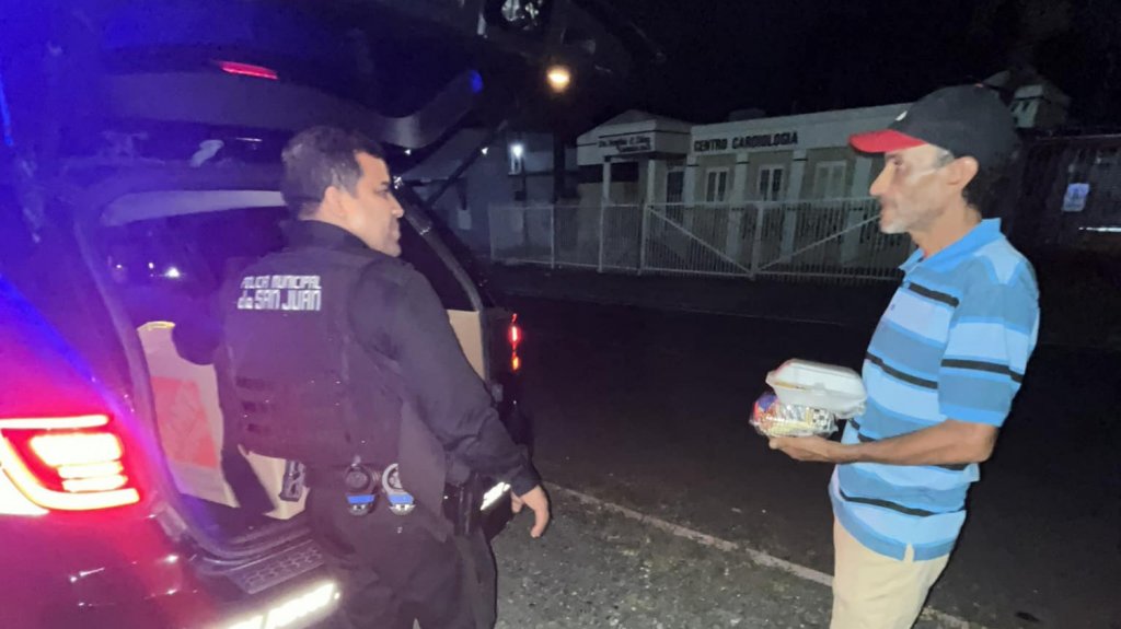  Fotos: Polic&iacute;as Municipales de San Juan llevan comida a los mas necesitados 