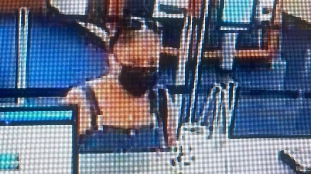  Arrestan a mujer por intentar cambiar cheque falsificado por desempleo en Naranjito 