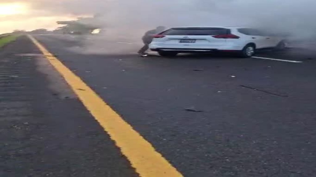  Viral video que muestra el desespero de un ciudadano al percatarse que un conductor murió en accidente ayer en Barceloneta 