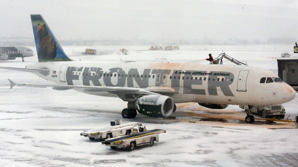  Un asistente de vuelo mira por la ventanilla instantes antes del despegue y previene una posible cat&aacute;strofe 