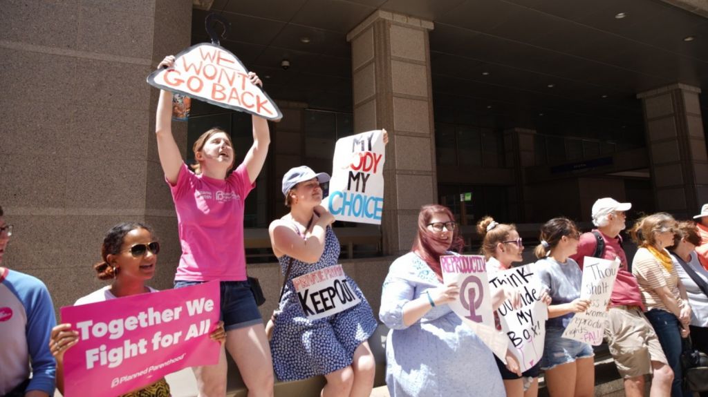  Legisladores de Florida aprueban permiso parental obligatorio para abortar 