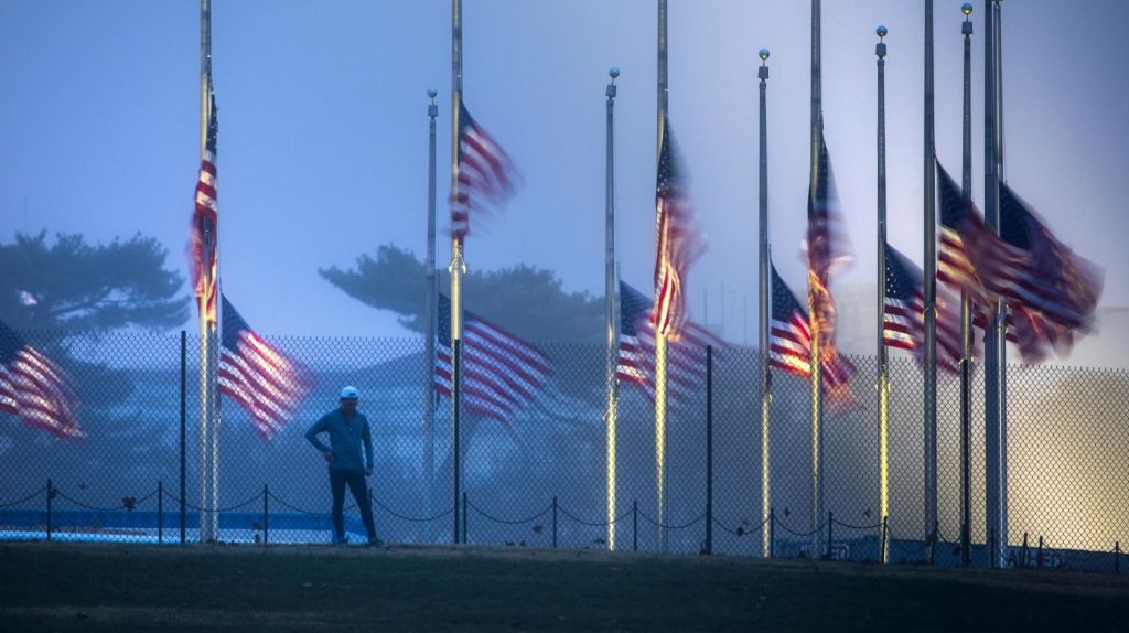  Trump ordena que banderas en EEUU ondeen a media asta 30 d&iacute;as por Bush padre 