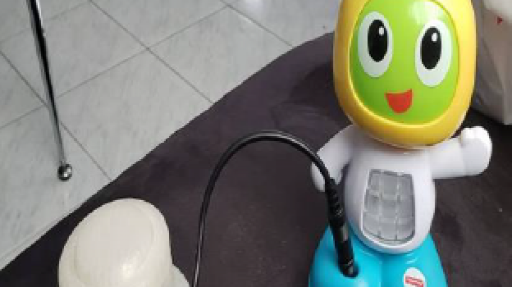  Estudiantes de la UPR de Aguadilla adaptan juguetes para ni&ntilde;os con necesidades especiales 