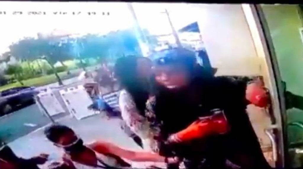  En video momento en que una turista le tira una cerveza en la cara a una mujer en silla de ruedas en Condado 