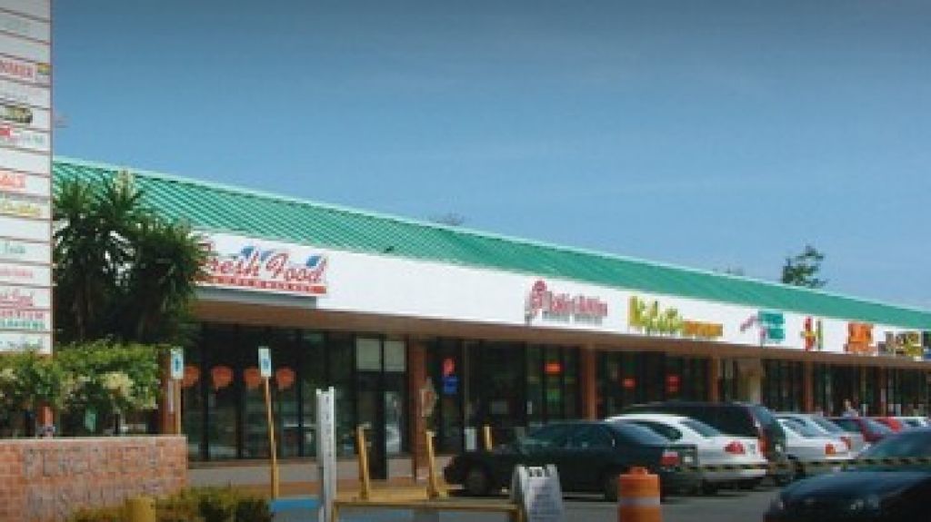  Recuerdan a comerciantes de Isla Verde ayudas econ&oacute;micas disponibles 