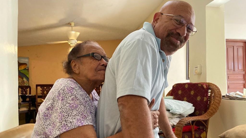  Empresario de la industria musical Alberto Ringo Mart&iacute;nez lucha contra el Covid-19, pero pierde a su madre por el virus 