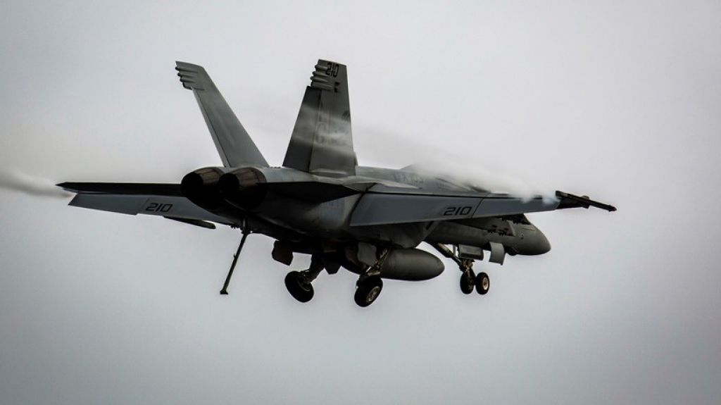  Un caza F/A-18E de EE.UU. se estrella cerca de la Valle de la Muerte en California 