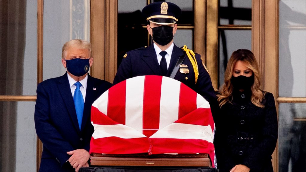  Abucheos a Trump en su visita a la capilla ardiente de la jueza del Supremo 