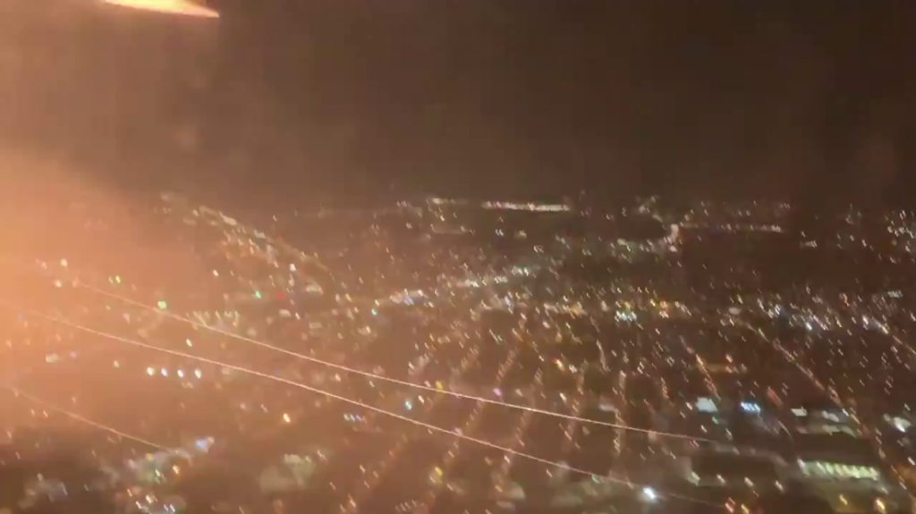  VIDEO: Un avi&oacute;n de United Airlines aterriza de emergencia por el incendio de un motor al poco de despegar 