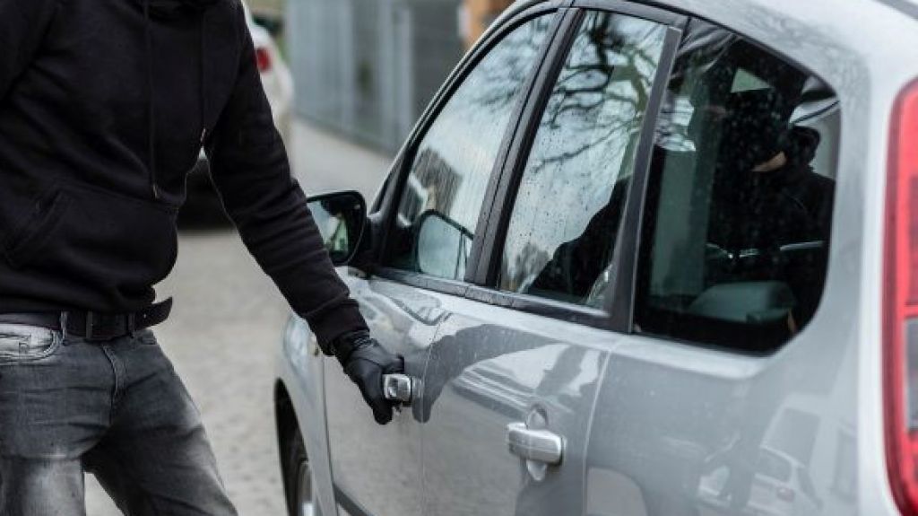  Investigan hurto de un autom&oacute;vil frente a una residencia en San Juan 