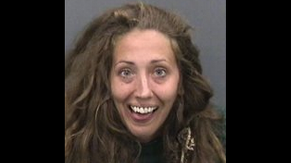  Mujer destruy&oacute; l&aacute;pidas del cementerio de una iglesia. Despu&eacute;s, la polic&iacute;a descubri&oacute; una sorpresa en su bolso 