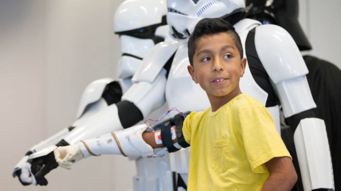 Grupo de 'Star Wars' entrega prÃ³tesis a niÃ±o hispano en EEUU