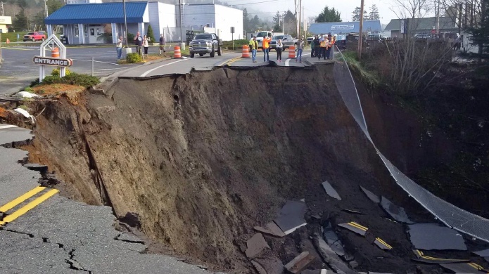 Se abre socavÃ³n cerca de carretera en Oregon
