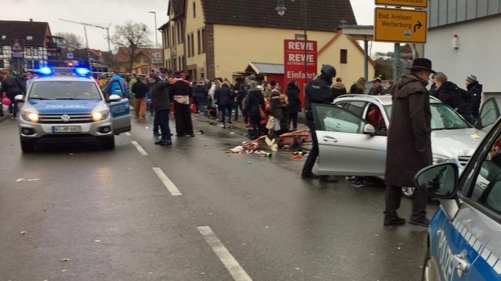  Un auto embiste a una multitud en Alemania durante un desfile de carnaval 