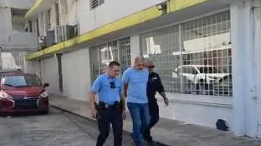  Video del momento en que Veh&iacute;culos Hurtados de Carolina arresta a mec&aacute;nico que se quedaba con los chavos y los carros de los clientes 