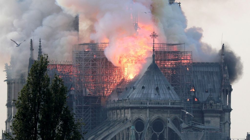  Trump sugiere emplear aviones cisterna para apagar el incendio en Notre Dame 