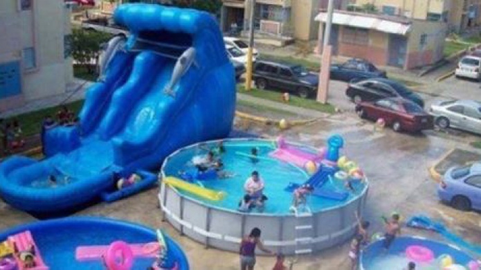 Vivienda Amenaza con sacar de los caseríos a los que tengan piscina